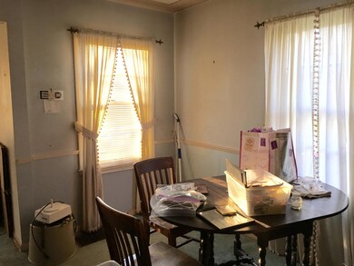 3250 Dresden dining room