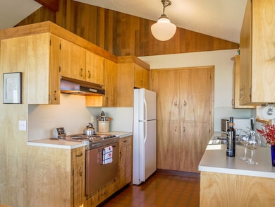 Kitchen - light and bright!