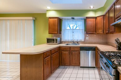 355 Long Branch Ave Long-large-012-9-Kit