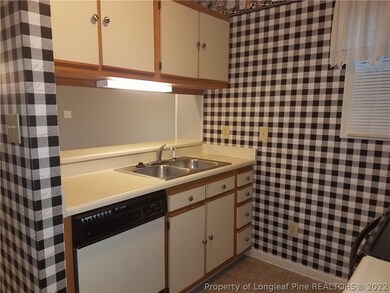 2717 Preston Woods Ln unit 4, Fayetteville, NC 28304 - photo 5