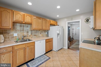2221 Dickens Ln, Broomall, PA 19008 - photo 6