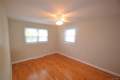 911 Thomas St, Statesville, NC 28677 - photo 5