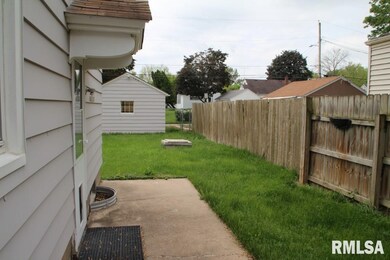2121 W 18th St, Davenport, IA 52804 - photo 3