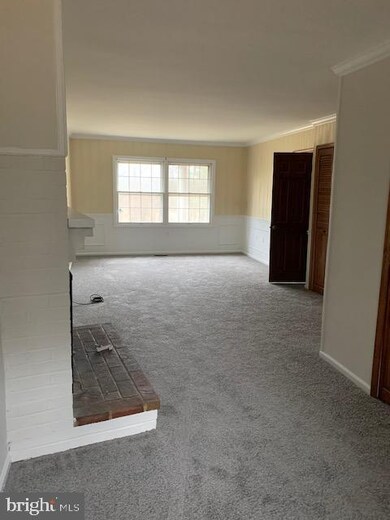 15799 Southern Cross Ln unit FRONT HALF OF HOUSE, Round Hill, VA 20141 - photo 5