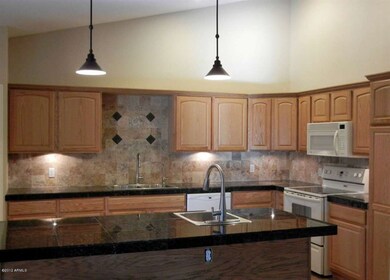 Kitchen w/Breakfast Bar
