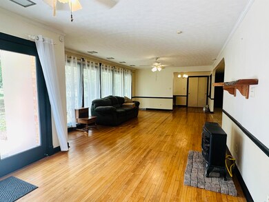 Sitting room with light hardwood / wood-style floo