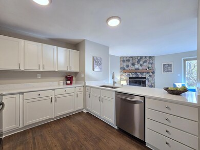 6512 S Parkedge Cir unit 118B, Franklin, WI 53132 - photo 3