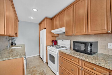 21-29 Utopia Pkwy unit UPSTAIRS, Bayside, NY 11360 - photo 4
