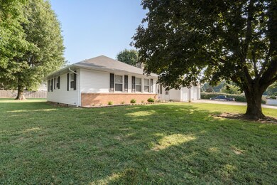 813 E Walnut St-4