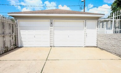 8215 Coastway Ln, Houston, TX 77075 - photo 2