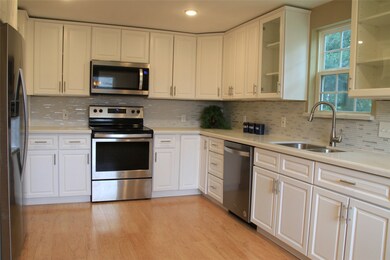 311 N Lee St, Alvin, TX 77511 - photo 4