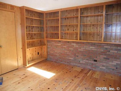Bedroom. w/ built-in s.