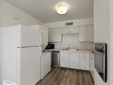 Kitchen featuring stainless steel appliances, esta