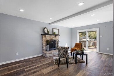 BEAUTIFUL STONE FIREPLACE - RECESSED LIGHTS - NEW