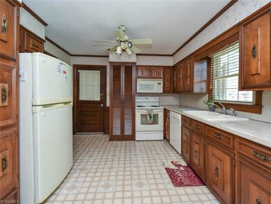 1845 Kenmore Dr, Statesville, NC 28625 - photo 6