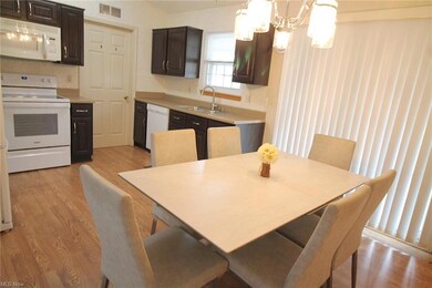 EAT-IN KITCHEN INCLUDES THE APPLIANCES
