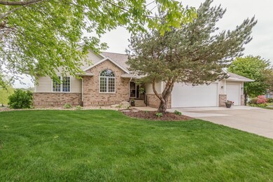 906 S Ridge Dr, Cedar Falls, IA 50613 - photo 2