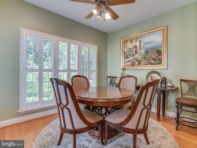 9978 Cyrandall Dr, Oakton, VA 22124 - photo 4