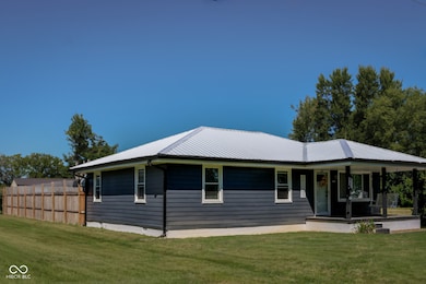 704 Della Rd, Columbus, IN 47203 - photo 5