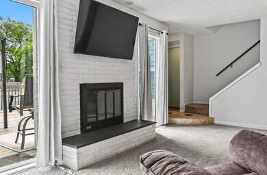 4222 Kris Line Dr unit 6, Waterloo, IA 50701 - photo 5