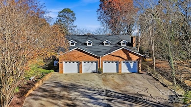 1042 1st St NE, Hickory, NC 28601 - photo 2