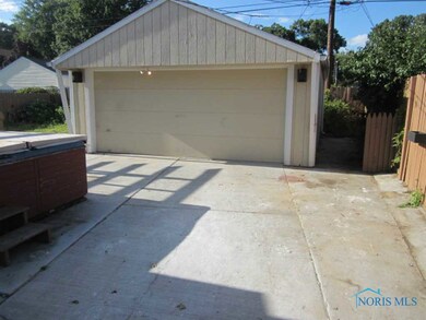 Detached Garage.