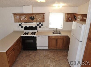 Large kitchen with all the storage you could want,