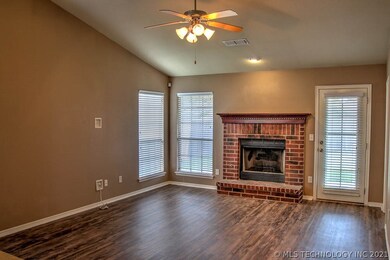 1606 W Vicksburg Place, Broken Arrow, OK 74011 - photo 4