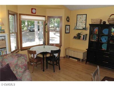 Dining Room - Bay window, Mohawk laminate floors m