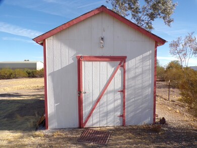 10X12 OUTSTRUCTURE HAS CONCRETE FLOOR