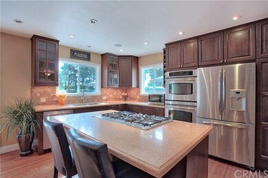 Gas 5 burner cooktop and double oven.