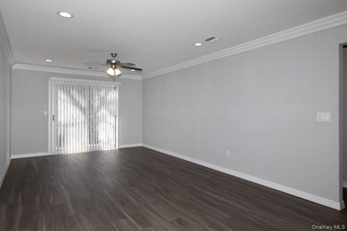 1000 Saddle Rock Rd unit 211, Holbrook, NY 11741 - photo 5