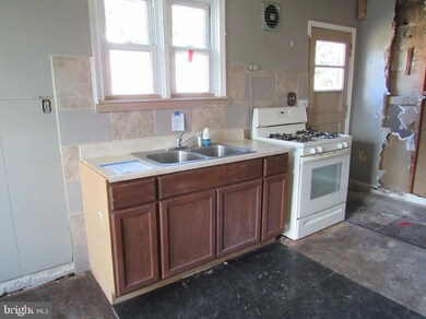 806 Silver Ave, Essex, MD 21221 - photo 7