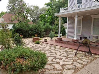 Meticulous cobblestone landscaping with container 