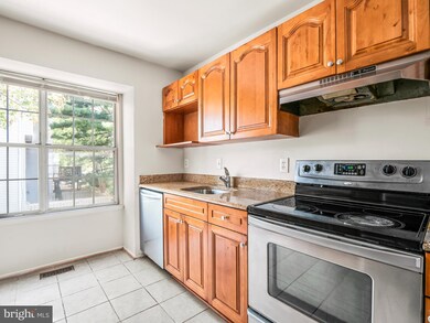 2308 Hunters Square Ct, Reston, VA 20191 - photo 6