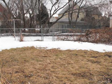 Yard/Garden Fully Fenced Back Yard With Parking Fo