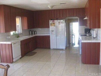 Bright and cheerful kitchen with lots of room to m