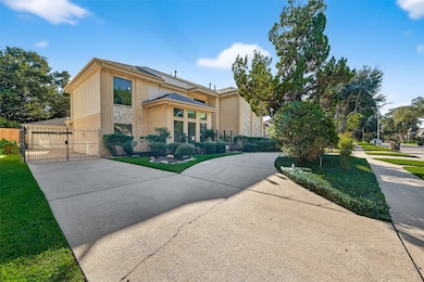 1698 Creekside Dr, Sugar Land, TX 77478 - photo 2