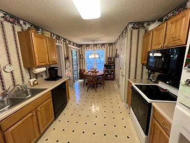 409 Colonial Dr, Greenwood, SC 29649 - photo 6