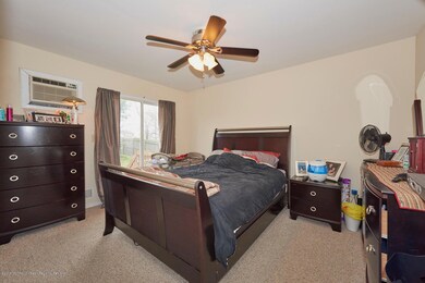 21 Jahn Master bedroom