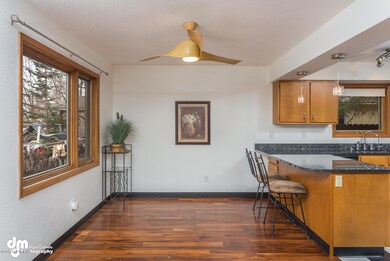 Dining Area and Breakfast Bar