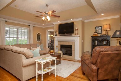 Fantastic Living room with gas fireplace!