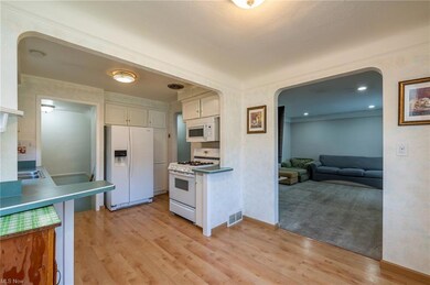 Kitchen with all appliances
