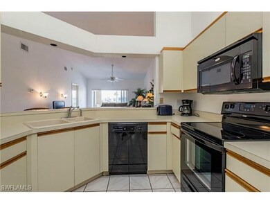 Kitchen With Breakfast Bar - Seating for 4-6