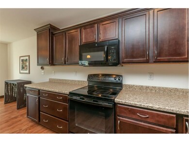 2211 Hallbrook St SW, Cedar Rapids, IA 52404 - photo 6