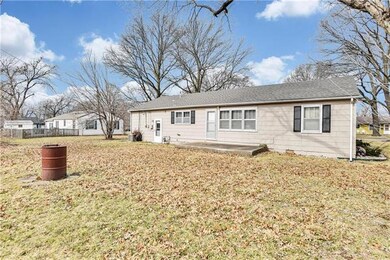 217 W Shawnee St, Gardner, KS 66030 - photo 4