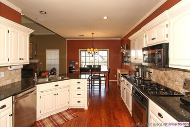 Beautiful Kitchen Offers Stainless Oven with Gas R