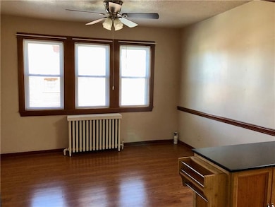 SPACIOUS DINING ROOM WITH WALL OF WINDOWS TO LET I