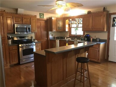 Center Island Where Guests Can Be Entertained As Y