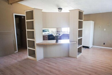 5 Shelving and breakfast bar